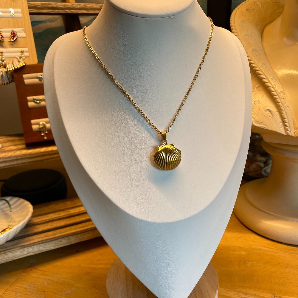 M74 Gold Tone Clam Shell Locket Mermaid Style Necklace - put a picture inside!!